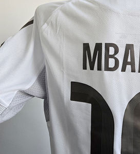 Maßgefertigtes 25/26/27 Herren Erwachsenen V-Ausschnitt Einfarbiges Muster Spandex/Polyester Digital Bedrucktes Schnelltrocknendes Mesh Fußballtrikot mit Frontlogo - Product Image 3