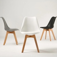 Chaise de salle à manger de bureau en plastique tulipe rembourrée sans bras en bois massif de style nordique