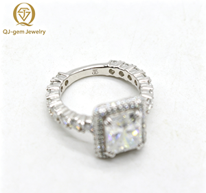 Anillo Halo Radiante de la Serie Clásica de Lujo, Diamante Cultivado en Laboratorio con Corte Radiante de Platino, Color D, Claridad VVS, Personalizado para Boda - Product Image 3