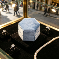 Boîte à bijoux hexagonale en velours avec doublure en velours, logo personnalisé pour le rangement des bagues et des boucles d'oreilles, idéale pour les propositions de mariage et l'emballage de bijoux de luxe