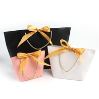 Vente en gros Sacs en papier d'art imprimés en couleur Sacs cadeaux shopping avec nœud en ruban