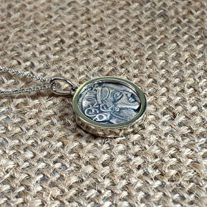 Collar de Cadena con Colgante de Moneda con Figura en Relieve, Chapado en Platino, Plata de Ley 925, Joyería Fina, para Mujer, Compromiso, Boda, Moderno - Product Image 3