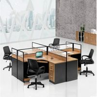 Poste de travail modulaire en bois blanc pour employés, avec écran de séparation et casier intégré, au design moderne et épuré, pour bureau commercial