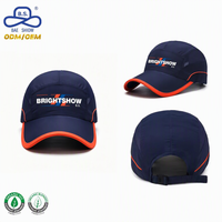 Casquette de course à séchage rapide personnalisée Brightshow avec logo imprimé, bord incurvé bleu marine et orange, maille respirante pour les sports de plein air