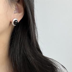 Boucles d'oreilles pendantes en argent pur S925 pour femmes, minimalistes, haut de gamme, ovales, en agate noire et en jade blanc, artisanat mat - Product Image 2