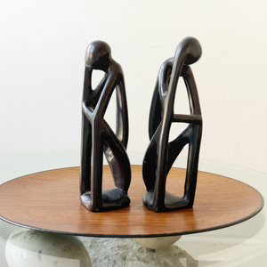 Figures de stéatite abstraites contemporaines en pierre sombre, idéales pour les serre-livres ou la décoration. Disponible aux prix de gros - Product Image 1