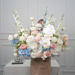 Arrangement floral de mariage tendance en soie artificielle rose et bleue pour allée de mariage, fleurs vertes pour allée de mariage - Product Image 1