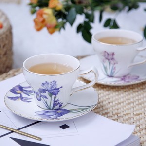 Ensemble tasse et soucoupe à café en céramique de style français - Motif floral irisé, boîte cadeau 2 tasses - Product Image 1