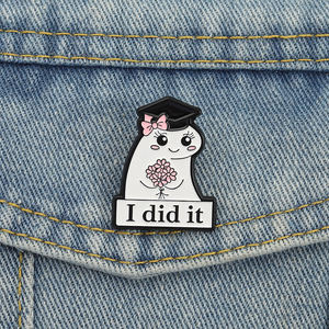 เข็มกลัดลงยาสำหรับจบการศึกษาแบบเรียบง่ายรูปตลกๆของฉันฉันจบการศึกษาด้วยเข็มกลัดดอกไม้ประดับปกเสื้อเครื่องประดับของขวัญ - Product Image 1