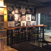 Ensemble table et chaises de restaurant en bois massif avec design moderne pour usage commercial