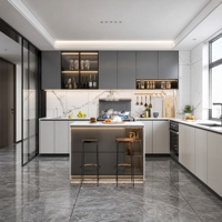 Vitrine de cuisine en verre avec porte à panneaux, poignées en laiton et îlot aspect marbre pour projet hôtelier