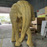 Accessoires de présentation de fenêtre sur le thème des animaux de décoration d'éléphant en rotin d'artisanat personnalisé