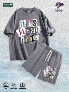 Magazzino Locale USA: Set T-shirt e Pantaloncini in Cotone 100% Lavato con Stampa '<span class=keywords><strong>It</strong></span> <span class=keywords><strong>Is</strong></span> <span class=keywords><strong>What</strong></span> <span class=keywords><strong>It</strong></span> <span class=keywords><strong>Is</strong></span>', 3 Colori - Product Image 3