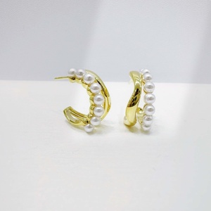 Pendientes geométricos únicos de plata 925 al por mayor para uso diario, para damas, nupciales, estilo occidental, chapados en oro de 14k, vintage, con perlas. - Product Image 2