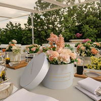 Grande boîte à fleurs ronde de luxe avec logo en feuille d'or personnalisée en carton blanc avec roses éternelles Boîtes en papier