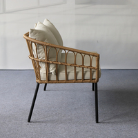 Ensemble de canapé d'angle gris anthracite avec table basse ovale en verre, mobilier de patio en osier avec pieds noirs pour jardin