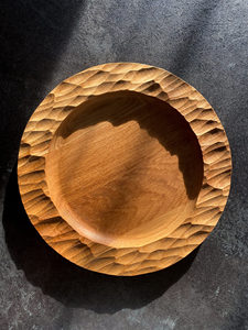 Assiette de service ronde en bois de chêne, bord texturé sculpté à la main, artisanale, écologique, biodégradable, OEM personnalisé, Vietnam, hôtel, restaurant - Product Image 6