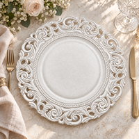 Assiette de présentation classique de luxe 13 pouces en plastique thermolaqué, argentée, à bord ajouré baroque et finition texturée, pour la restauration hôtelière