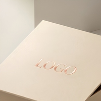 Boîte cadeau personnalisée de luxe beige avec fermeture magnétique et logo sur mesure