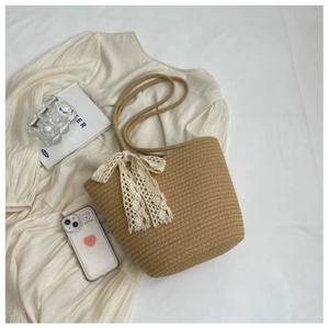 Sac fourre-tout en paille tressée, sac seau à bandoulière de grande capacité avec nœud papillon pour la plage, les voyages et l'usage quotidien - Product Image 6