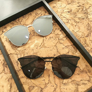 Gafas de Sol Irregulares para Mujer Qianai, Protección UV400, Montura Dorada, Lentes Tipo AC, Estilo Moderno para Rostros Redondos - Product Image 2