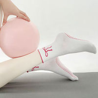 Chaussettes de yoga antidérapantes Sweet Bow-shaped Icon avec particules de caoutchouc sur la semelle pour la danse en intérieur, les exercices de Pilates.