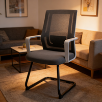 Chaise de bureau de style exécutif avec dossier en maille, base cantilever et accoudoirs inclus pour bureau à domicile