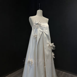 Robe de mariée moderne NT44 à col bateau long en satin, avec appliques en dentelle et broderies de cristaux, fleurs 3D, coupe trapèze et traîne chapelle - Product Image 3