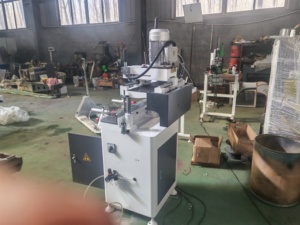 Machine de fraisage et de perçage à axe unique de 1100 W pour la fabrication de fenêtres et de portes en PVC et en aluminium - Product Image 2