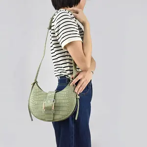 时尚设计师女士钱包和手提包有现货女士蛇纹流浪者手提包，配有亚克力水桶