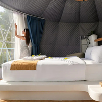Tente de glamping de luxe en forme de dôme avec couverture en PVC, salle de bain privée, ignifuge et imperméable, confort de qualité hôtelière pour la vie en plein air