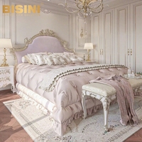 Lit élégant en tissu violet pastel avec tête de lit en bois ornée, idéal pour créer une ambiance romantique et douce dans la chambre d'une adolescente.