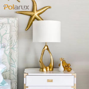 Lampe de table <span class=keywords><strong>Cannes</strong></span>-Bague ouverte sculpturale en or brossé, abat-jour de tambour en lin, lumière d'accent abstraite pour salon ou chambre à coucher - Product Image 1