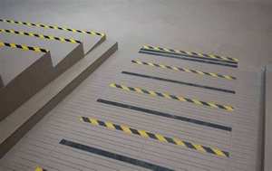 Utiliser pour les rues et les trottoirs du ruban adhésif de sécurité antidérapant en PVC. - Product Image 6