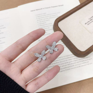 Boucles <span class=keywords><strong>d</strong></span>'oreilles clous <span class=keywords><strong>papillon</strong></span> en or blanc 18 carats avec diamants de laboratoire, boucles <span class=keywords><strong>d</strong></span>'oreilles tendance en diamants de laboratoire, boucles <span class=keywords><strong>d</strong></span>'oreilles <span class=keywords><strong>papillon</strong></span> - Product Image 4