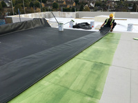 Membrane d'étanchéité en caoutchouc synthétique EPDM durable, imperméable, élastomère, hautement flexible, blanche et noire, pour systèmes de toiture à pente basse