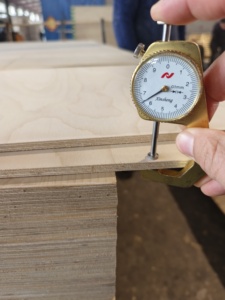 <span class=keywords><strong>Contreplaqué</strong></span> marin phénolique de placage de bouleau de catégorie de meubles de coupe du laser 4x8 pour des meubles - Product Image 3