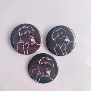 ป้าย<span class=keywords><strong>ชื่อ</strong></span>แบบกำหนดเอง ป้ายโลหะลายเปลือกหอย<span class=keywords><strong>ญี่ปุ่น</strong></span> สไตล์อนิเมะ ปุ่มโลหะหรูหรา ขนาด 45 มม. 58 มม. ป้ายดีบุกแบบโฮโลแกรม บรรจุกล่อง - Product Image 2