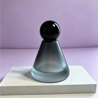 Flacon de parfum de luxe conique noir 10ml 50ml avec pulvérisateur à brume fine et bouchon en pierre, couleur personnalisée