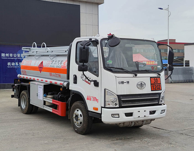 FAW New Condition Manual Transmission Mini Diesel Fuel Tank Truck 4x2 Mobile Oil Station with 5T GVW & 1-10T Load Capacity