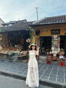 Vestido Midi Blanco con Encaje Floral y Adorno de Plumas, Hecho en Vietnam, Cintura Natural, Bordado con Ojales, Detalle de Lazo Delantero - Product Image 5