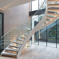 Système d'escalier courbé contemporain de luxe pour la maison avec garde-corps en verre trempé et marches en bois massif