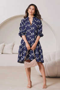 Robe mi-manches Valeria imprimée en bleu marine, col mandarin, poignets élastiqués, 100% coton respirant - Product Image 3