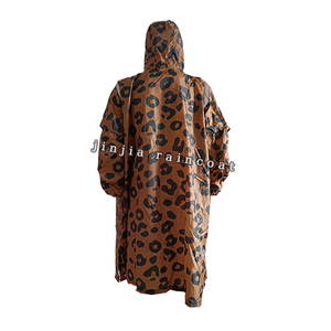 <span class=keywords><strong>Poncho</strong></span> de pluie écologique en polyester à <span class=keywords><strong>manches</strong></span> <span class=keywords><strong>longues</strong></span> imperméable à imprimé léopard avec logo personnalisé pour un usage quotidien - Product Image 5