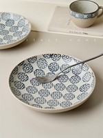 Assiette ronde artisanale en poterie rustique bleue et blanche à motif d'hortensia pour soupe, dessert ou collation, idéale pour le petit-déjeuner