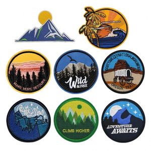 Patch brodé personnalisé en sergé thermocollant, motifs paysages montagneux, vente en gros pour chapeaux et vestes d'aventure en plein air - Product Image 1