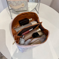 Trousse de toilette brodée bleu ciel « Grand-mère de la côte », motif géométrique pastel