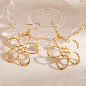 ต่างหูมุกทรงดอกไม้ดีไซน์โปร่งสำหรับใส่ทุกวัน - Product Image 2