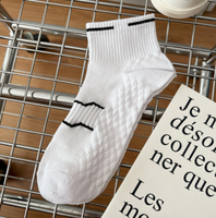 Chaussettes courtes unisexes de sport sur mesure Chaussettes de course quotidiennes en coton blanc noir uni