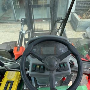 Grúa de Horquilla de Servicio Pesado con Tracción en las Cuatro Ruedas y Neumáticos, con Motor Diésel de 76KW, Caja de Cambios, Bomba y Capacidad de 5 Toneladas - Product Image 4